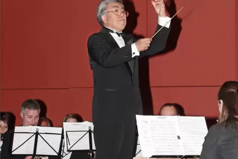 Dirigent Kunihiro Ochi und das Mercedes Orchester. 