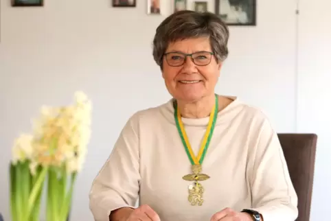 Der Orden macht was her: Christiane Staab mit dem Goldenen Löwen mit Brillanten. 