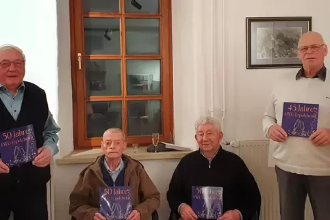  Treue FWG-Angehörige (von links): Karlheinz Kitsch, Klaus Wiegand sowie Gründungsmitglied Rudi Bühler wurden für 50 Jahre Mitgl