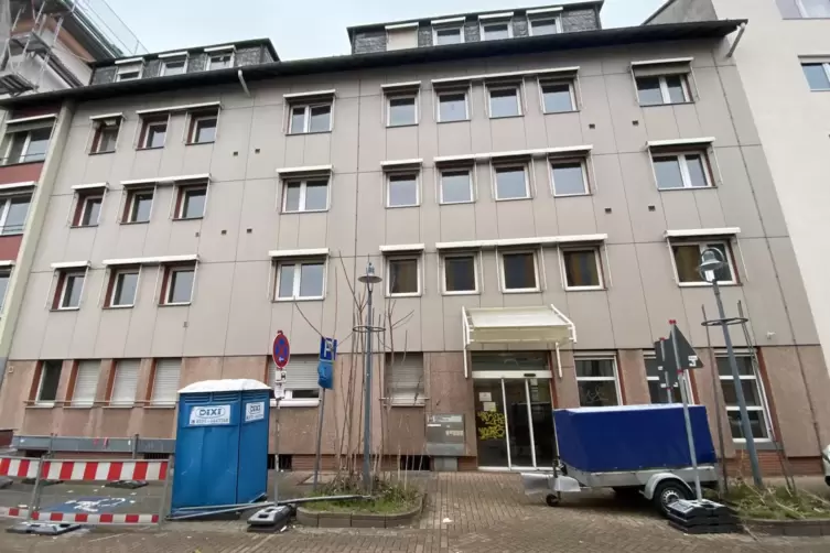 Steht seit 2019 leer: das ehemalige Caritas-Wohnheim in der W&ouml;rthstra&szlig;e.