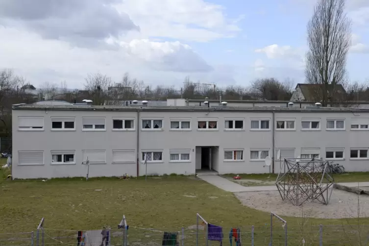 Ein Geb&auml;ude der Sammelunterkunft f&uuml;r Gefl&uuml;chtete im Rampenweg in Rheing&ouml;nheim wird seit Ende 2021 saniert.