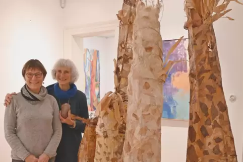 Sylvia Mayer (links) mit der Bildhauerin Polska neben deren Giraffen.