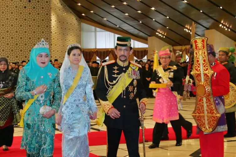 F&uuml;hrt ein Luxus-Leben: der Sultan von Brunei, hier mit seiner Erstfrau Saleha (links) und seiner damaligen zweiten Frau Azrinaz 