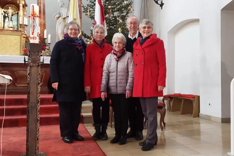 Nun vom Bischof offiziell zu Wortgottesleiterinnen ernannt: Martina Englmann, Lucia G&ouml;rtz, Evi Muy und Verena H&uuml;ther. Sie unters