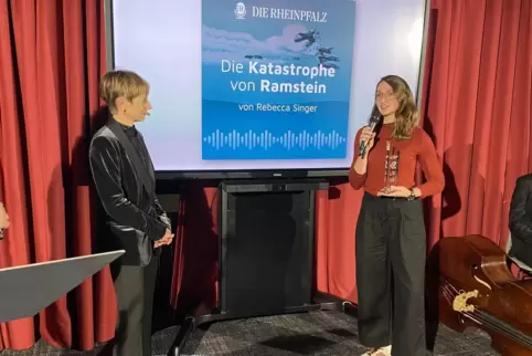 RHEINPFALZ-Redakteurin Rebecca Singer (rechts) mit Moderatorin Katharina Schmalenberg bei der Preisverleihung.