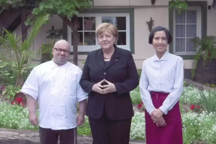&Uuml;berraschungsgast: Angela Merkel im Landgasthof &bdquo;Zum Engel&ldquo; in Berghausen neben Thomas Walter und seiner Frau Nong. 