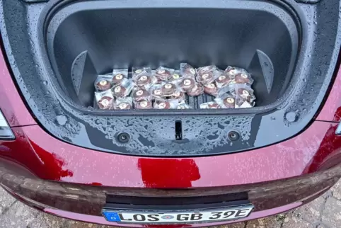 Schokolade im Kofferraum eines Tesla, der auf dem Grünheider Marktplatz steht. 