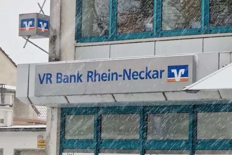 Während draußen der Schneesturm tobt, haben es die Mitarbeiter und Kunden der VR Bank in Limburgerhof in den neuen Räumen wesent