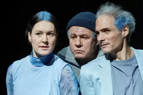Rainer Furch (Mitte) spielt in „Fischer Fritz“ die verstummte Titelfigur, Jessica Rocha seine Pflgerin, Martin Schultz-Coulon se