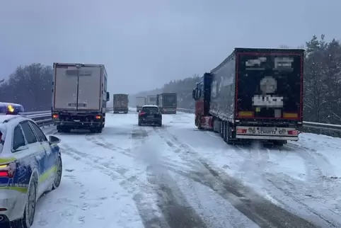 Die zugeschneite Autobahn bereitete insbesondere Lastwagenfahrern große Probleme. 