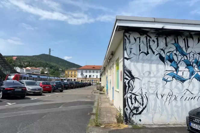 Aktuell noch ein Parkplatz der Bahn: das Gelände hinter der Bundespolizei, rechts die alte Kantine. Aktuell noch ein Parkplatz der Bahn: das Gelände hinter der Bundespolizei, rechts die alte Kantine.
