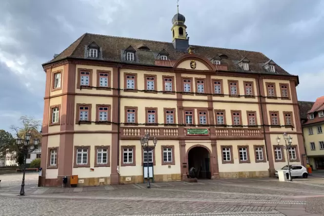 Muss saniert werden, vor allem energetisch: das Neustadter Rathaus. Muss saniert werden, vor allem energetisch: das Neustadter Rathaus.