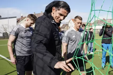 Im rheinhessischen Nierstein eröffnete Star-Referee Deniz Aytekin (Mitte) mit den Bundesligaprofis Anton Stach (links) und Nils 