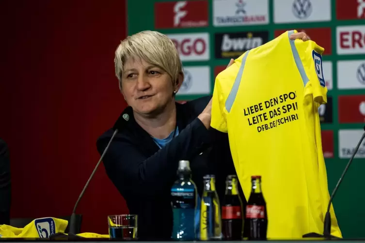 &bdquo;Liebe den Sport. Leite das Spiel.&ldquo;: Den Slogan im Jahr des Schiedsrichters zeigte Christiane Baitinger, die Schiedsrichterinnen