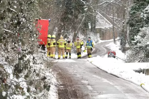 Eine schwierige Anfahrt zur Brandstelle hatten die 50 Feuerwehrleute im verschneiten Odinstal. 