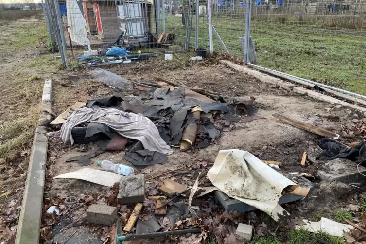 Beispiel f&uuml;r ein Gartengrundst&uuml;ck, das zum M&uuml;llplatz verkommen ist. 