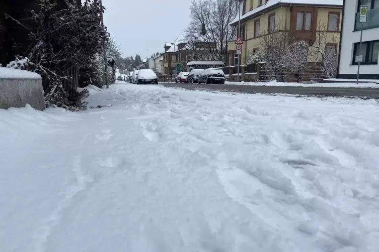 Unter der Schneedecke war es auch am Donnerstag noch glatt. 
