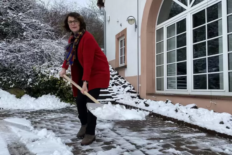 Judith Ro&szlig;feld in Herschweiler im Kreis Kusel r&auml;umt den Weg zur Volksbank frei.