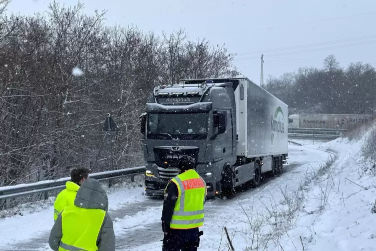Lastwagen bleibt auf der B9-Auffahrt Speyer stecken.