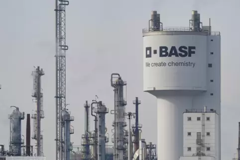 Blick auf Anlagen im Stammwerk der BASF.