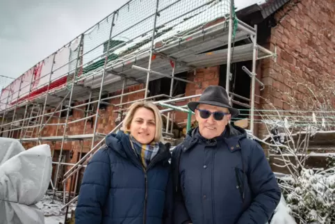 Die Fördervereinsvorsitzende Rebekka Schley und ihr Vater, Bürgermeister Hartwig Schneider, vor dem abgebrannten Haus der befreu