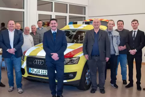 Es ist geschafft: Beim Neujahrsempfang stellte Bürgermeister Volker Mansky (vorne) Projekt, Helfer und Wagen der First Responder