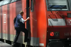 Lokführer ist bis heute noch ein Traumberuf vieler Jungs. Lokführer ist bis heute noch ein Traumberuf vieler Jungs.