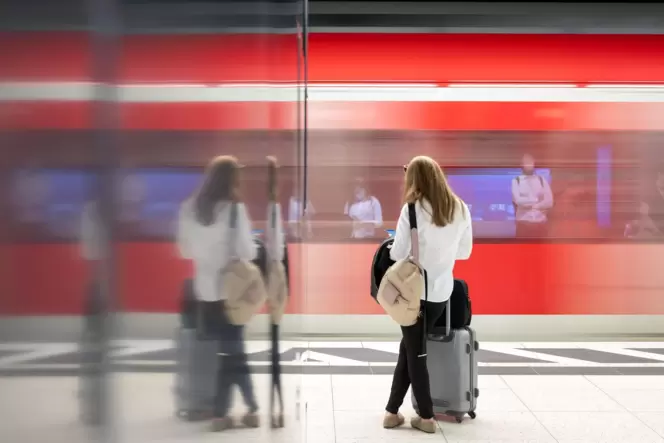 Ihren Kunden hat es die Bahn auch 2023 nicht einfach gemacht. Häufig mussten sie auf Züge warten. Ihren Kunden hat es die Bahn auch 2023 nicht einfach gemacht. Häufig mussten sie auf Züge warten.