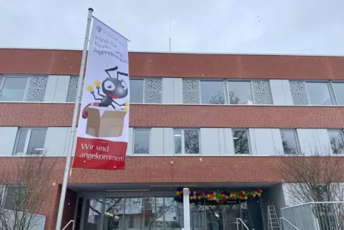 Am Donnerstagmorgen ist am St. Marienkrankenhaus die Fahne der Klinik für Kinder- und Jugendmedizin gehisst worden.