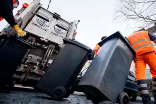Unser Kolumnist fragt: „Was macht mer als Autofahrer, wammer hinner emme Laschtwache vun de Millabfuhr steht, in den die Millwer