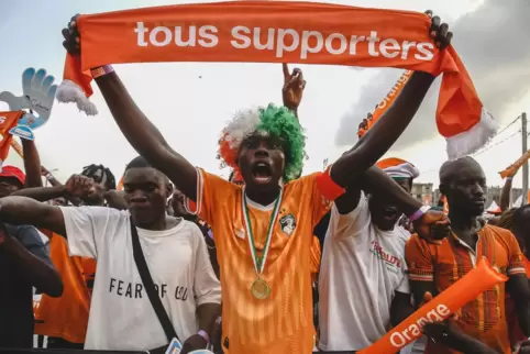 Aufbruch in Afrika: Fans der Elfenbeinküste beim Vorrundenspiel. Zwar ist die sportliche Chance aufs Weiterkommen für den Gastg