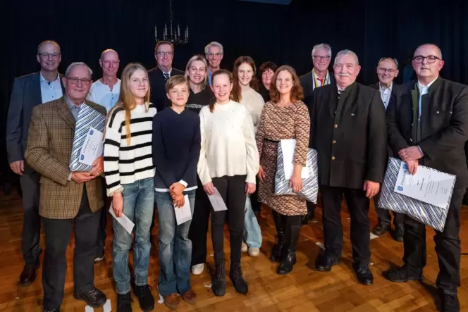 Auszeichnungen: Ortsbürgermeister Jürgen Hook (Vierter von rechts) lässt den Geehrten den Vortritt.