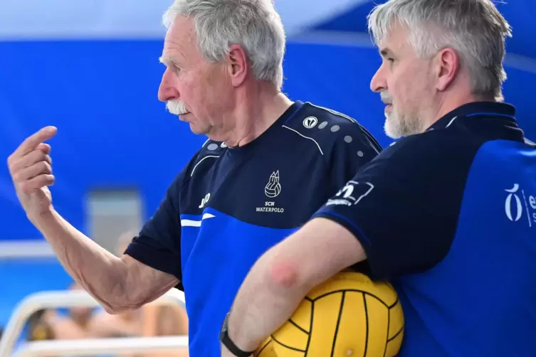 Ansprache: Trainer Peter Jacqué. 