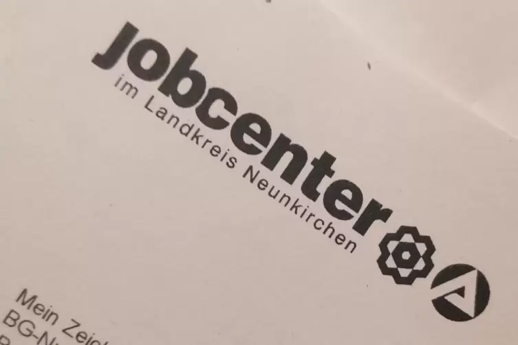 Max M&uuml;ller hofft nun, dass ihn mit solch einem Brief vom Jobcenter eine F&ouml;rderzusage f&uuml;r seine Umschulung ereilt.
