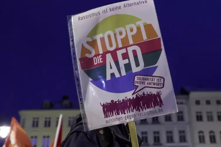 In den vergangenen Tagen demonstrierten bereits tausende Menschen in mehreren Städten gegen die AfD und Rechtsextremismus. 