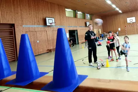 Leif Schäfer, Pfalzligaspieler der TS Rodalben, vermittelte den Kindern der Sommerwald-Grundschule, wie viel Spaß das Handballsp
