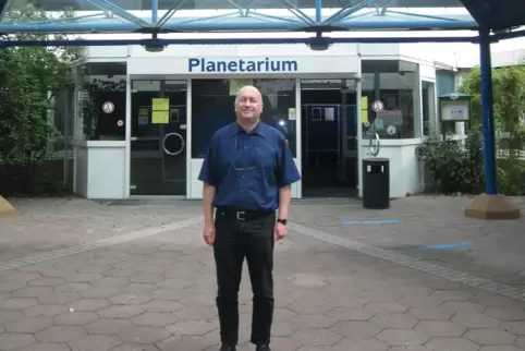 Direktor Christian Theis vor dem Planetarium in Mannheim.