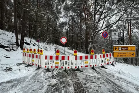 Die Stichstraße zum Kalmit-Parkplatz ist stark vereist und deshalb gesperrt. 