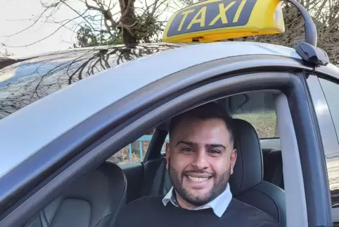 Taxiunternehmer Sajad Ahmad freut sich über gute Geschäfte. 