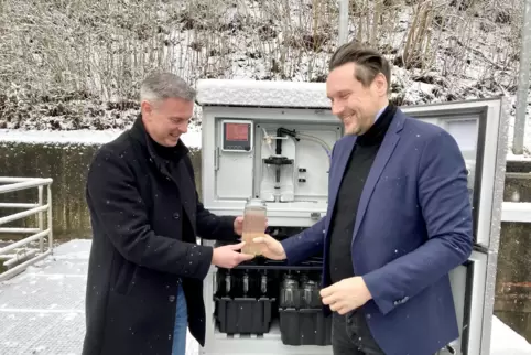 Bürgermeister Michael Maas (links) empfängt Besuch aus Mainz: Ministerialdirektor Daniel Stich besichtigt die Kläranlage im Blüm