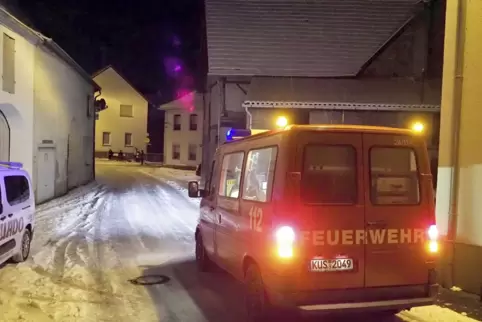 Die Feuerwehr machte mit Lautsprechern auf die Wärmeinsel im Gerätehaus aufmerksam. 