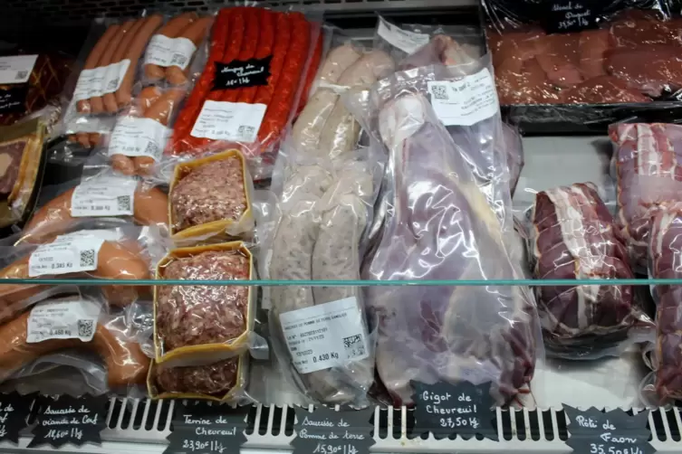 Ob Wild-Terrinen, Pat&eacute;, Bratw&uuml;rste, Keule vom Reh oder Knacks vom Hirsch: Das Angebot in der Auslage des Maison der Gibier ist v