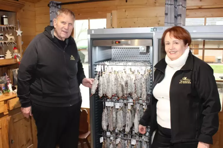 G&eacute;rard und Marie-Therese Durmeyer pr&auml;sentieren stolz ihre ger&auml;ucherte Wildsalami.