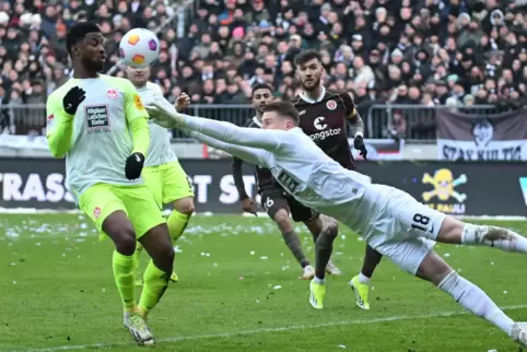 FCK-Torhüter stand mehrfach im Mittelpunkt gegen den FC St. Pauli. Beim 0:2 hatte er Pech. 