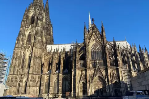 Imposantes MarkenzeichenDer Kölner Dom, 640 Jahre Bauzeit, 10.000 Quadratmeter Glas, an einem kalten, aber sonnigen Samstagmorge