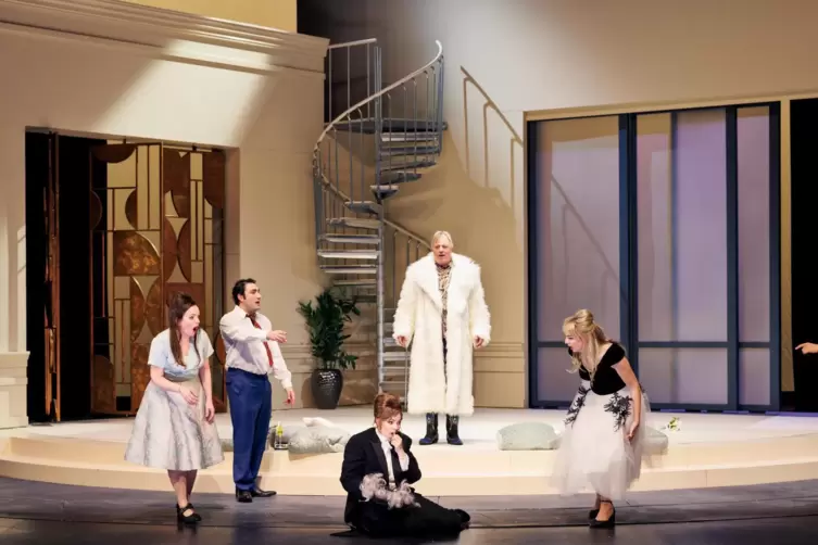 Szene aus der Neuproduktion der Mozart-Oper „Così fan tutte“ am Badischen Staatstheater. 