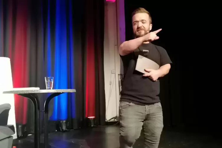 Reißt sein Publikum mit: Mathias Mester bei seiner Lesung in Neunkirchen.