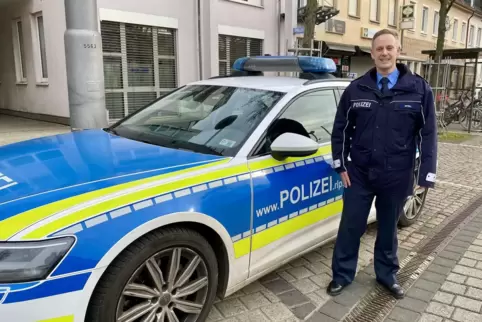 Chef von zwei Dutzend Mitarbeitern: Frederik Spörl vor der Polizeiwache am Schillerplatz.