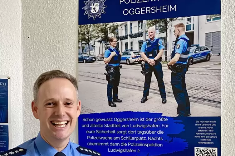F&uuml;r das neue Imageplakat haben Polizeikr&auml;fte aus der Oggersheimer Wache posiert.