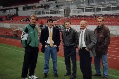 Einsatz 1994: von links Mario Basler, Markus Merk, Roland Schäfer, Herbert Eli, Manfred Harder (Schiedsrichterbeobachter) beim S